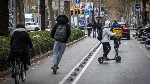$!Patinetes y bicicletas circulando por la avenida de la Diagonal de Barcelona