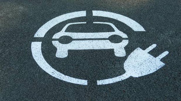 $!El uso de coches eléctricos e híbridos es cada vez más común en España