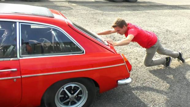 $!Otro de los métodos efectivos para arrancar el coche es empujando