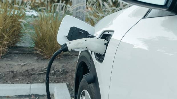 $!El carnet para coches automáticos permite conducir coches eléctricos e híbridos