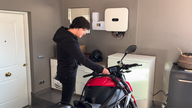 $!Jordi Cruz cargando su moto eléctrica en casa