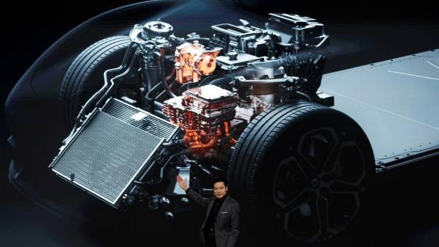 $!Lei Jun muestra el motor del SU7 Max.