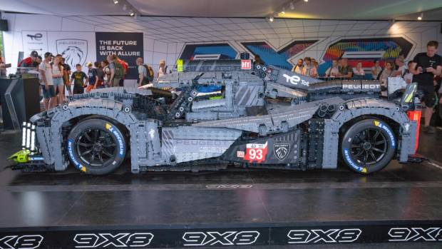 $!El hipercoche híbrido Lego Technic Peugeot 9X8 24H Le Mans a escala 11:1