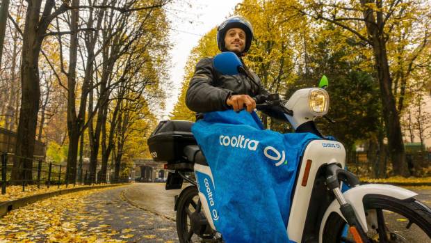 $!Las motos de Cooltra equipan en invierno una manta térmica que protege del frío