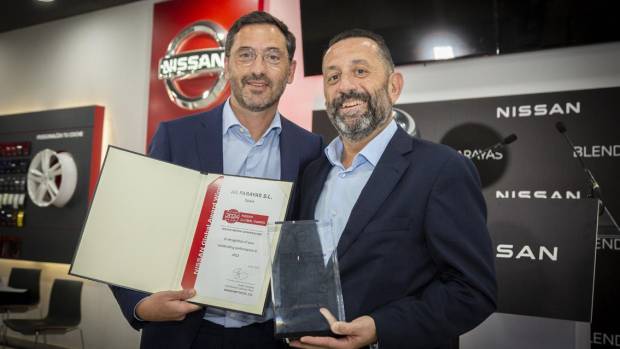 $!Costaganna (CEO de Nissan) a la izquierda, entrega el premio a AC Parayas