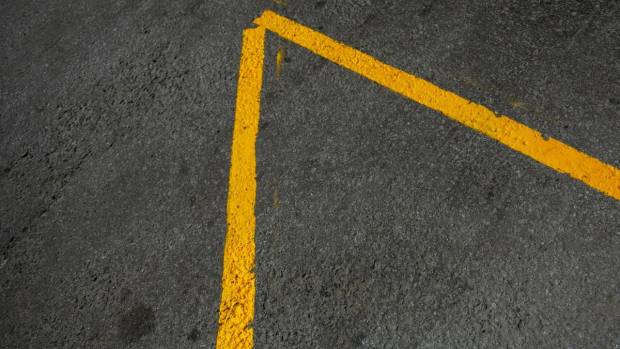 $!La línea amarilla en zigzag prohíbe el estacionamiento de cualquier vehículo