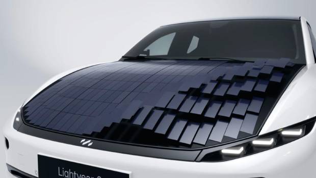 $!Cientos de placas solares cubren su carrocería.