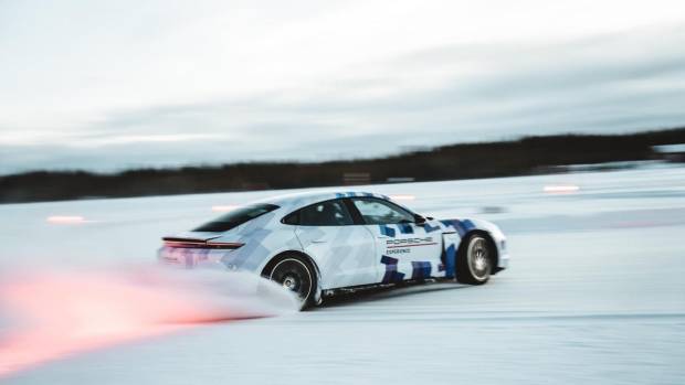 El nuevo récord Guinness del Porsche Taycan: 17 kilómetros de drifting sobre hielo