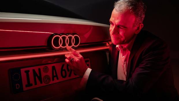 $!Stefan Staudacher, head of rear lighting development, examines the rear of the new Audi A6 Sportback e-tron, the first Audi model on the European market to feature illuminated rings.