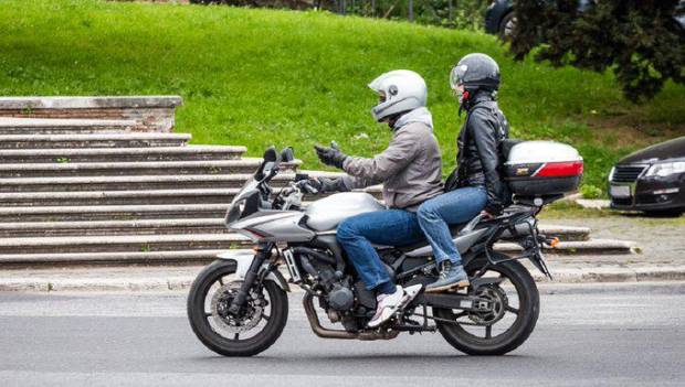 $!El pasajero de una moto también puede ser multado