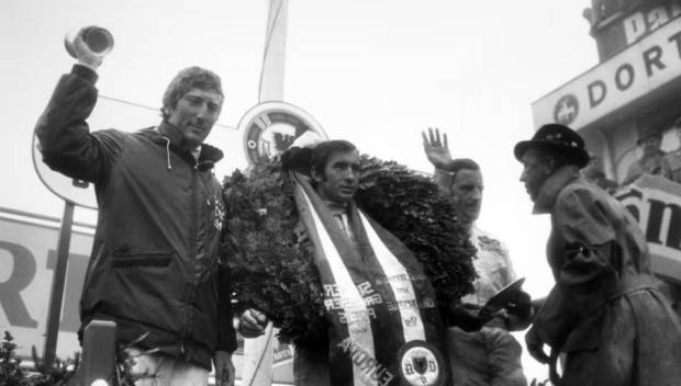 $!Stewart en el podio junto a Graham Hill (derecha) siendo segundo y Jochen Rindt (izquierda) como tercero