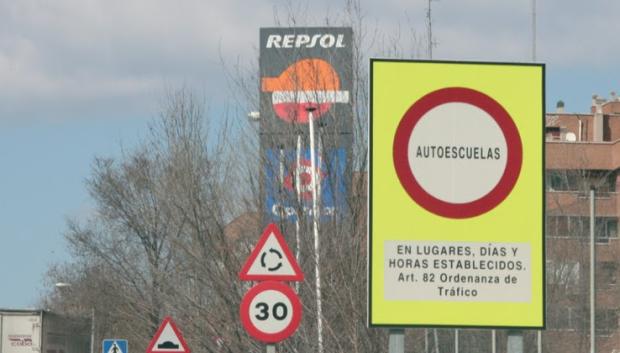 $!En Móstoles se instalaron señales como esta en contra de los coches de autoescuela