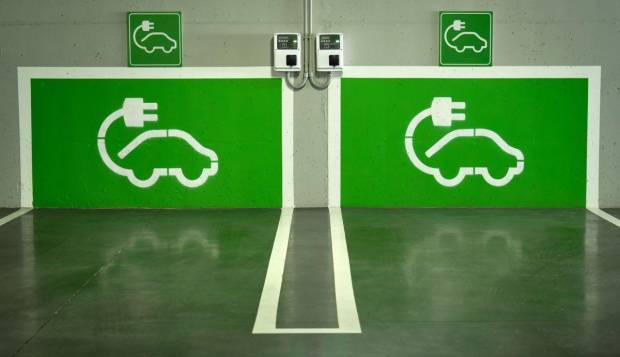 $!Aparcar en plazas reservadas para eléctricos acarrea multa