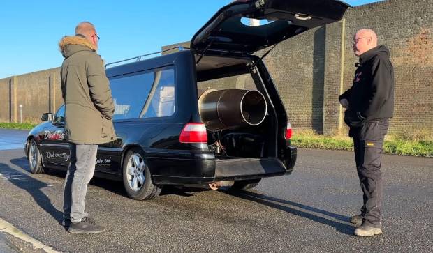 $!El coche fúnebre que no deja a nadie indiferente