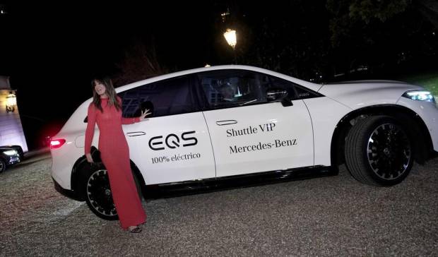 $!Isabel Jiménez, presentadora de la gala, llegando en un EQS SUV 580 4 Matic de Mercedes-Benz España