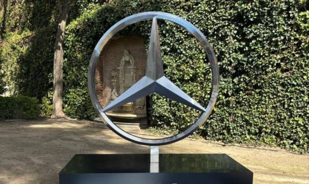 $!Mercedes-Benz España instaló un vistoso elemento, que se iluminaba por la noche, en los jardines del Palacio de Liria