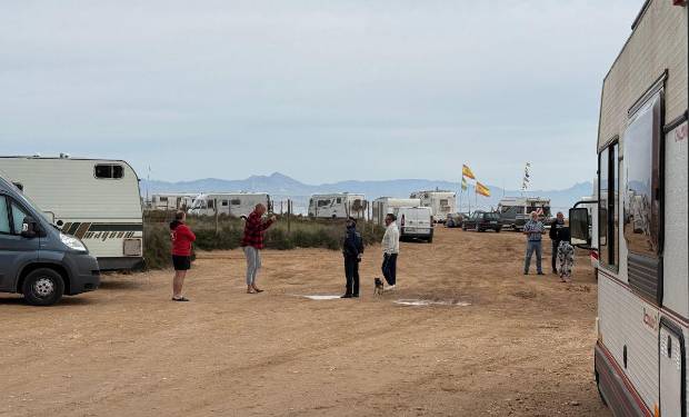 $!Las zonas del litoral de Elche suelen llenarse de multitud de caravanas, autocaravanas y campers