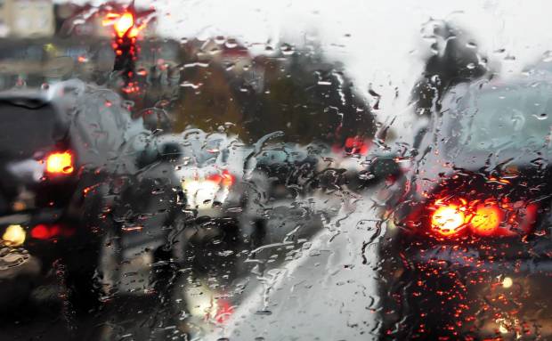 $!El tráfico con lluvia suele ser más peligroso
