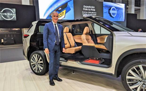 $!Matuzzi junto al vehículo con tecnología E-Power mostrado en el Automobile Barcelona 2023