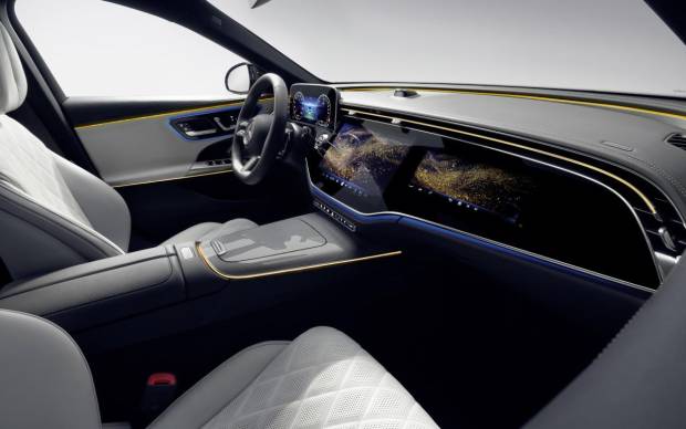 $!Interior de la nueva Clase E de Mercedes-Benz con tres pantallas