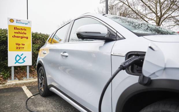 $!BYD cargando en un punto de recarga eléctrica de Shell