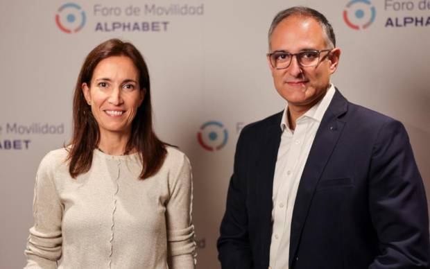 $!Alicia Gálvez, directora del Foro de Movilidad de Alphabet y Alberto Copado, director general de Alphabet España