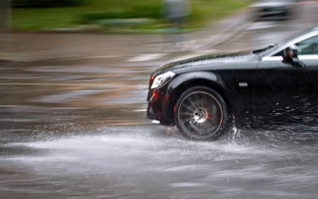 $!El aquaplaning es una situación peligrosa que puede darse cuando llueve