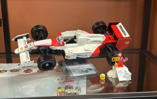 $!El set con el clásico y legendario McLaren MP4/4 de Ayrton Senna