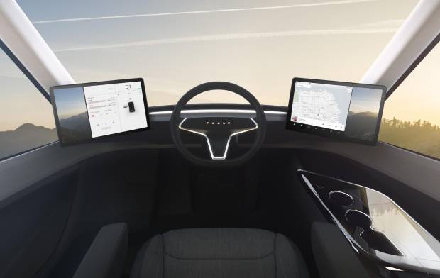 $!Interior del Tesla Semi.