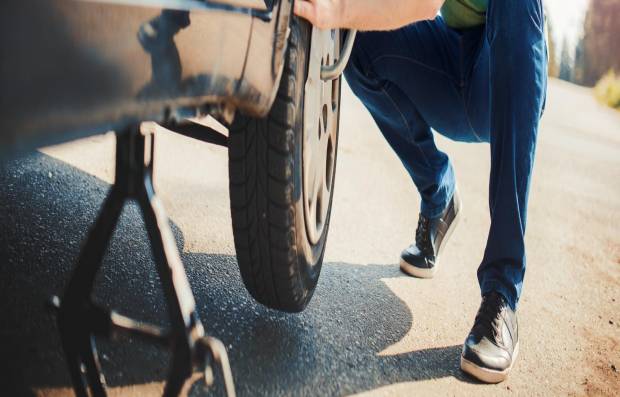 $!Antes de levantar el coche debes aflojar un poco los tornillos