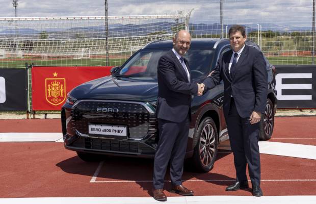 Rafael Louzán, presidente de la RFEF y Pedro Calef, CEO de EBRO MOTORS
