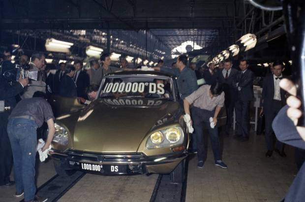 $!La millionième Citroën DS entourée d'ouvriers sur la chaîne de l'usine située quai de Javel à Paris en 1968. Utilisation éditoriale uniquement, nous contacter pour toute autre utilisation