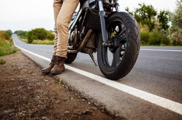 $!La forma correcta de levantar la moto si se te ha caído es de espaldas