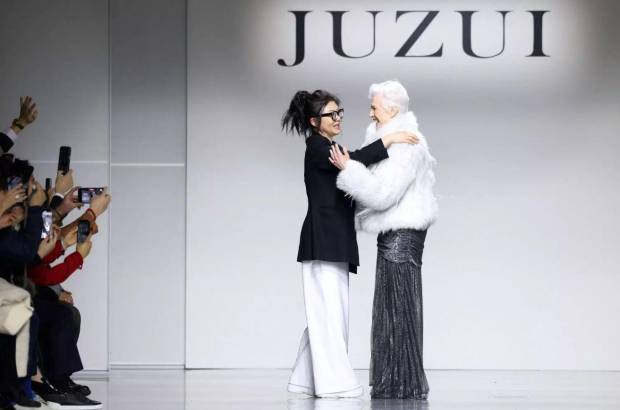 $!La diseñadora Wang Tao abraza a Maye Musk, al acabar el desfile