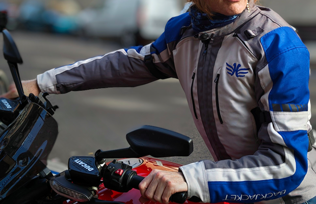 Backjacket: la chaqueta de moto que resuelve un problema diario