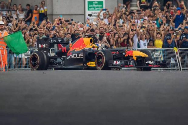 $!Checo Pérez, piloto mexicano de Red Bull, durante una exhibición que tuvo lugar en Madrid en verano
