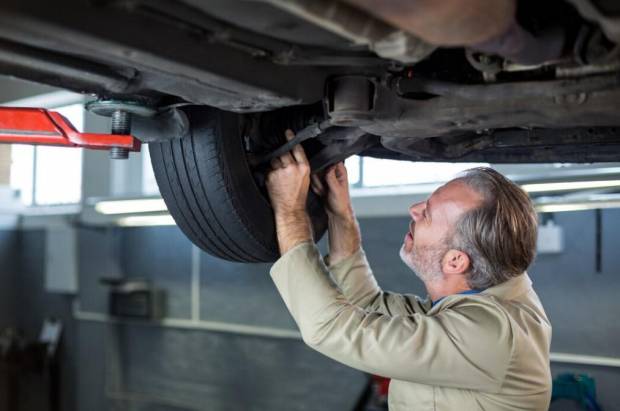 $!¿Puedes montar neumáticos distintos en los ejes delantero y trasero de tu coche?