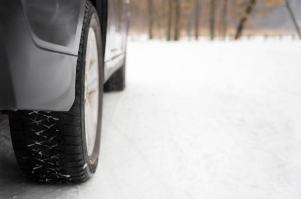 $!Conducir sobre nieve puede hacer que pierdas el control del vehículo