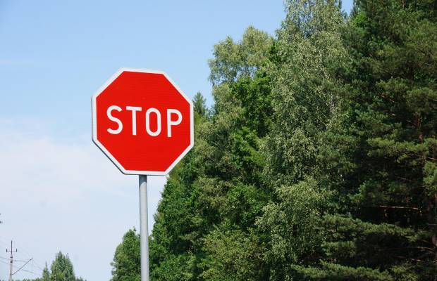 Los nuevos radares de la DGT que se esconden en los stop: ya están presentes en dos carreteras