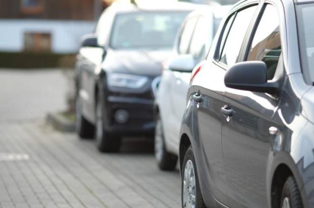 $!Si aparcas mal podrían retirar tu coche con la grúa