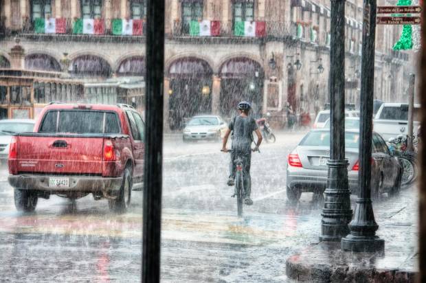 $!La lluvia puede provocar que a tu motor le entre agua