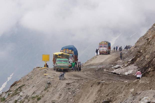 $!La fuerte climatología que hay en esta zona del Himalaya hace que sea una carretera muy peligrosa