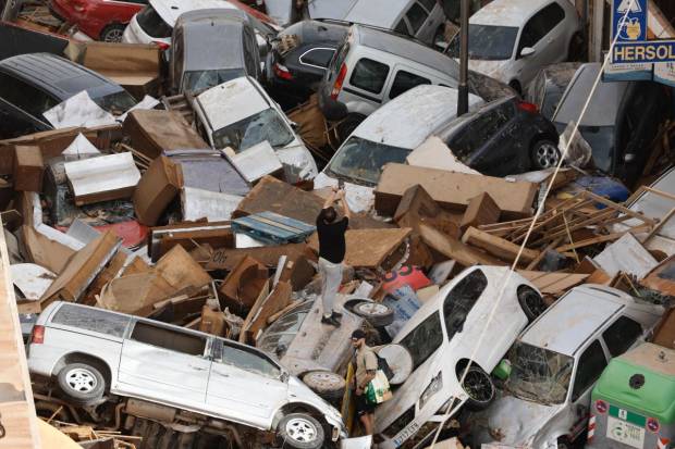 $!Coches apilados en Sedavía tras la DANA