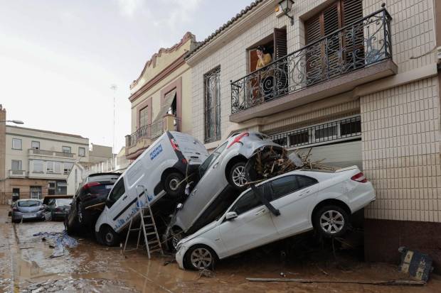 $!Vehículos dañados en Paiporta, tras las fuertes lluvias causadas por la DANA