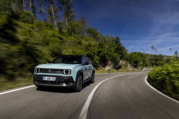 $!Renault 4 image bank media Test-Drive, on April 28th 2025 at Lisbonne, Portugal - Photo Clément Choulot / DPPI