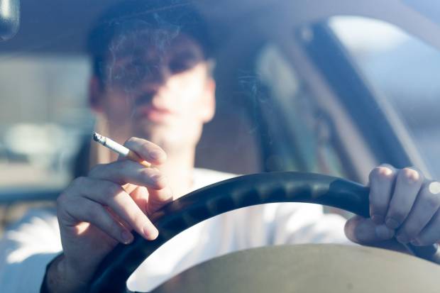 $!Fumar mientras conduces puede desviar tu atención
