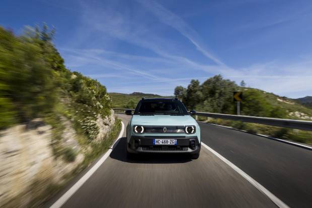 $!Renault 4 image bank media Test-Drive, on April 28th 2025 at Lisbonne, Portugal - Photo Clément Choulot / DPPI