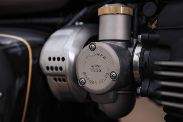 $!Los detalles en dorado se reparten por toda la motocicleta.