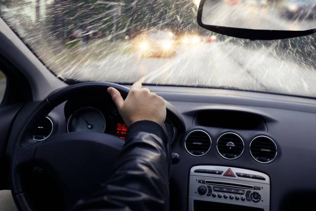 $!Conducir con lluvia puede favorecer la aparición de fatiga