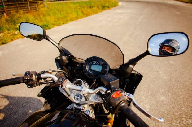 $!Las motos con una velocidad superior a los 100 km/h deben equipar los dos espejos